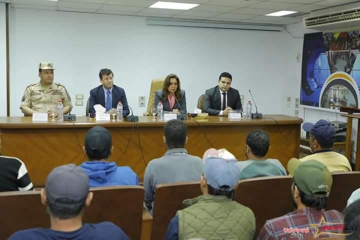 محافظ دمياط تستقبل الصيادين العائدين من اليمن 2 محافظ دمياط تستقبل الصيادين العائدين من اليمن