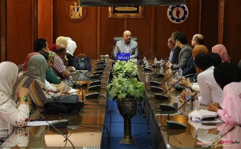 صقر يلتقي ممثلي وزارة التخطيط وأعضاء المركز التكنولوجي بمحافظة السويس 2 صقر يلتقي ممثلي وزارة التخطيط وأعضاء المركز التكنولوجي بمحافظة السويس