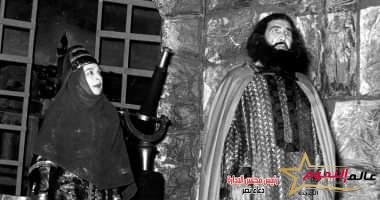 يوسف وهبي وأمينة رزق في صورة نادرة على المسرح