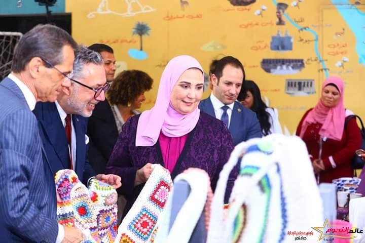 القباج وماركو يتفقدان البازار والفصول التعليمية والفنية والمعامل والورش ونظام الألواح الشمسية بالمدرسة 2 القباج وماركو يتفقدان البازار والفصول التعليمية والفنية والمعامل والورش ونظام الألواح الشمسية بالمدرسة