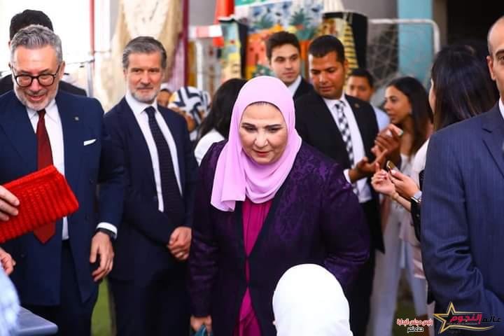 القباج وماركو يتفقدان البازار والفصول التعليمية والفنية والمعامل والورش ونظام الألواح الشمسية بالمدرسة 1 القباج وماركو يتفقدان البازار والفصول التعليمية والفنية والمعامل والورش ونظام الألواح الشمسية بالمدرسة