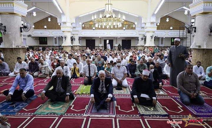 فودة يؤدي صلاة عيد الفطر المبارك وسط جموع المواطنين بمسجد الحق المبين بـ طور سيناء 1 فودة يؤدي صلاة عيد الفطر المبارك وسط جموع المواطنين بمسجد الحق المبين بـ طور سيناء