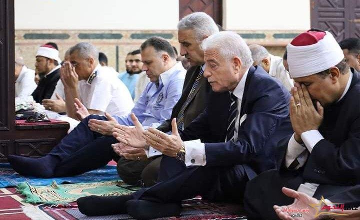 فودة يؤدي صلاة عيد الفطر المبارك وسط جموع المواطنين بمسجد الحق المبين بـ طور سيناء 2 فودة يؤدي صلاة عيد الفطر المبارك وسط جموع المواطنين بمسجد الحق المبين بـ طور سيناء