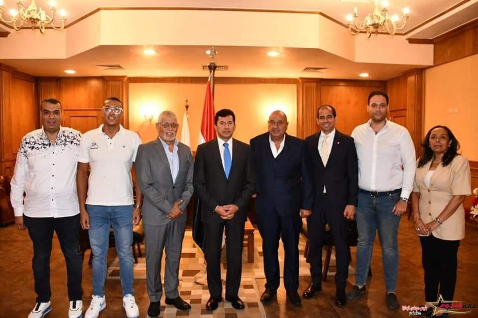 وزير الرياضة يلتقي السباحين المشاركين في محاولة عبور المانش بين إنجلترا وفرنسا 1 وزير الرياضة يلتقي السباحين المشاركين في محاولة عبور المانش بين إنجلترا وفرنسا