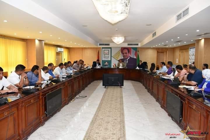 محافظ الفيوم يتابع الموقف التنفيذي لمشروعات الرصف بالخطة الاستثمارية للمحافظة 