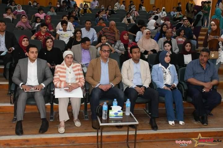 محافظ الفيوم يكرم أعضاء المركز الاستكشافي للعلوم والتكنولوجيا 2 محافظ الفيوم يكرم أعضاء المركز الاستكشافي للعلوم والتكنولوجيا