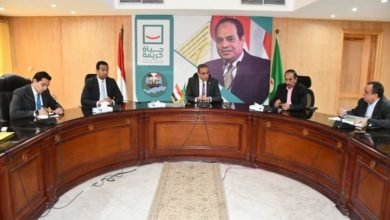 محافظ الفيوم يناقش مع مسئولي الصحة والطب البيطري والجمعيات الأهلية سبل التوسع في تحصين الحيوانات الضالة 