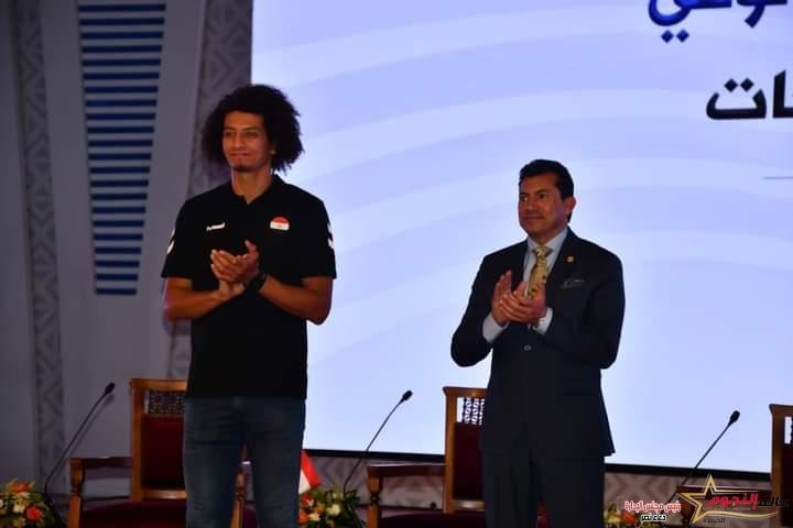 صبحي يُكرم علي زين لاعب المنتخب المصري لكرة اليد علي زين 