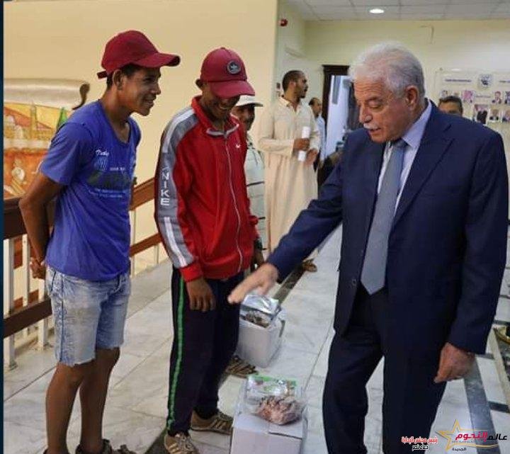فودة يلتقي العمالة المؤقتة ويهديهم مواد غذائية ولحوم ومكافأة مالية تحفيزية 2 فودة يلتقي العمالة المؤقتة ويهديهم مواد غذائية ولحوم ومكافأة مالية تحفيزية