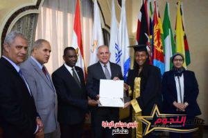 د. عبد العاطى يوزع شهادات إتمام البرنامج التدريبي "كفاءة إدارة المياه والزراعة فى أفريقيا 4 د. عبد العاطى يوزع شهادات إتمام البرنامج التدريبي "كفاءة إدارة المياه والزراعة فى أفريقيا