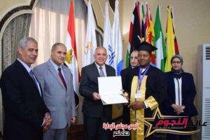 د. عبد العاطى يوزع شهادات إتمام البرنامج التدريبي "كفاءة إدارة المياه والزراعة فى أفريقيا 2 د. عبد العاطى يوزع شهادات إتمام البرنامج التدريبي "كفاءة إدارة المياه والزراعة فى أفريقيا