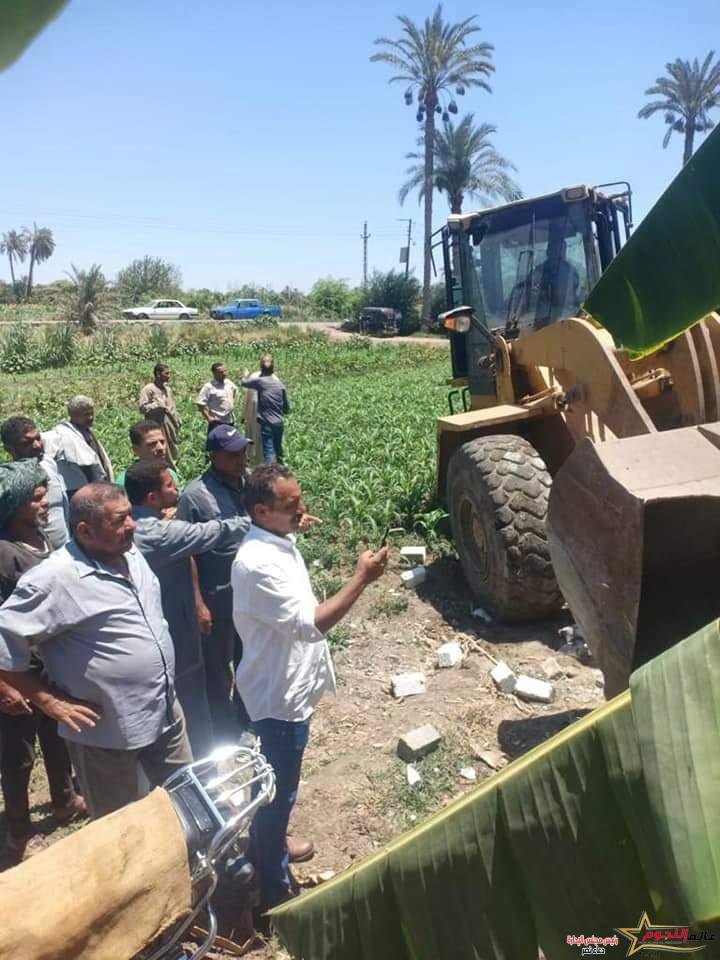 وزير الزراعة يتابع مع قيادات الوزارة منع البناء على الأراضي الزراعية خلال إجازة عيد الأضحى 3 وزير الزراعة يتابع مع قيادات الوزارة منع البناء على الأراضي الزراعية خلال إجازة عيد الأضحى