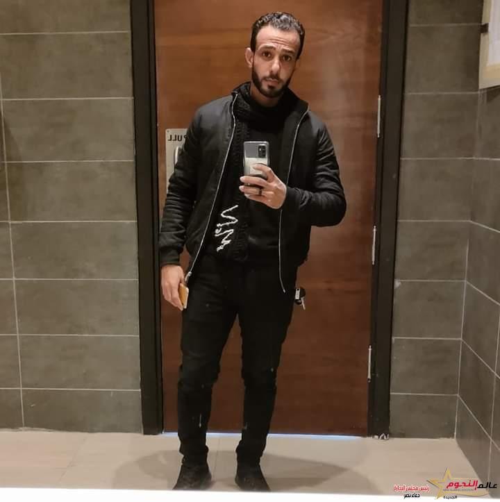 الملحن مدحت جودة صاحب إعلان مؤسسة بهيه لرمضان ٢٠٢٢ يصعد السلم الفني