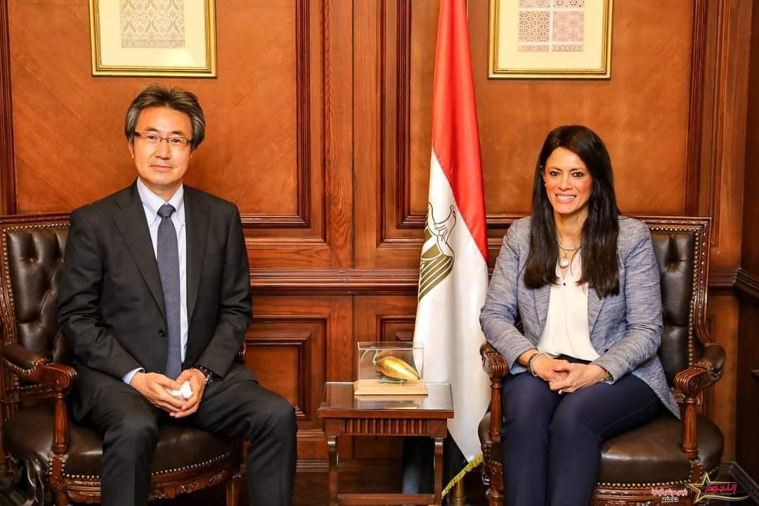 المشاط تناقش مع نائب رئيس الوكالة اليابانية للتعاون الدولي محاور العمل المشترك في مجال العمل المناخي التقت الدكتورة رانيا المشاط، وزيرة التعاون الدولي، السيد ياماناكا شينيشي، نائب رئيس الوكالة اليابانية للتعاون الدولي، وذلك في إطار اللقاءات الدورية التي تعقدها مع شركاء التنمية متعددي الأطراف والثنائيين، لبحث تعزيز العلاقات الثنائية مع الوكالة اليابانية للتعاون الدولي، لدعم جهود تحقيق التنمية المستدامة في مصر. وبحثت وزيرة التعاون الدولي، مع الوكالة اليابانية للتعاون الدولي، محاور التعاون الإنمائي بين الجانبين وتطور المشروعات الجارية بالإضافة إلى بحث محاور التعاون المشترك في مجال العمل المناخي في ضوء استعدادات مصر لاستضافة مؤتمر الأمم المتحدة للمناخ COP27، ومن بين فعالياته "يوم التمويل"، والذي يستهدف دفع الجهود العالمية للانتقال من التعهدات إلى التنفيذ، كما تحدثت "المشاط"، حول إطلاق برنامج "نُوَفِّي"، الذي يضم قائمة مشروعات أولية تستهدف الدولة تنفيذها في قطاعات الطاقة والغذاء والمياه لتعزيز العمل المناخي ودعم جهود التنمية الخضراء. وخلال اللقاء أكدت الدكتورة رانيا المشاط، وزيرة التعاون الدولي، على علاقات التعاون الإنمائي الاستراتيجية مع وكالة التعاون الدولي اليابانية، والتي تلعب دورًا هامًا في دعم جهود التنمية المشتركة، وتعزيز الخطط الوطنية لتحقيق التنمية المستدامة. وأوضحت وزيرة التعاون الدولي، أن المرحلة المقبلة ستشهد المزيد من مجالات التعاون في إطار أولويات الدولة التنموية لاسيما الاستفادة من التجربة اليابانية الرائدة في مجال التأمين الصحي الشامل بالتعاون مع الشريك الفرنسي ومجموعة البنك الدولي، والمرحلة الثانية من إنشاء الخط الرابع لمترو أنفاق القاهرة، كما تطلعت إلى مزيد من العمل المشترك في إطار زيادة الاستثمارات اليابانية في السوق المحلية لاسيما في القطاعات ذات الأولوية للدولة بما يعزز إشراك القطاع الخاص في التنمية. وأوضحت وزيرة التعاون الدولي، أن محفظة التعاون الإنمائي بين الحكومة والوكالة اليابانية للتعاون الدولي تضم العديد من المشروعات المتنوعة في مختلف مجالات التنمية، وستشهد الفترة المقبلة العديد من الشراكات الدولية مع الجانب الياباني، مشيرة إلى أن برنامج "نُوَفِّي" يستهدف تمويل قائمة المشروعات الحكومية الخضراء في مجالات الطاقة والغذاء والمياه، تحت مظلة الاستراتيجية الوطنية للتغيرات المناخية، حيث تتنوع المشروعات في مجال التكيف والتخفيف من تداعيات التغيرات المناخية، في سبيل دفع توجه الدولة نحو التحول إلى الاقتصاد الأخضر وقيادة الجهود الأفريقية في مجال العمل المناخي. وأكدت "المشاط"، حرص الحكومة على مشاركة الأطراف ذات الصلة في تمويل هذه المشروعات وتعزيز التعاون متعدد الأطراف من خلال مشاركة شركاء التنمية متعددي الأطراف والثنائيين ومؤسسات التمويل الدولية وبنوك التنمية متعددة الأطراف بالإضافة إلى القطاع الخاص، وذلك من أجل التغلب على تداعيات التغيرات المناخية والحفاظ على البيئة، وتحويل التعهدات العالمية لتمويل المناخ إلى تدابير وإجراءات واقعية لاسيما في البلدان النامية والاقتصاديات الناشئة. كما بحثت وزيرة التعاون الدولي، خلال الاجتماع، الاستعدادات لعقد حوار السياسات بين وزارة التعاون الدولي والجانب الياباني خلال أغسطس المقبل، بمشاركة السفير الياباني، ومدير عام الشرق الأوسط وأوروبا بالوكالة، في إطار تعزيز العلاقات الاقتصادية المشتركة المصرية اليابانية. من جانبه قال نائب رئيس الوكالة اليابانية للتعاون الدولي، إن الوكالة دعمت العديد من القطاعات التنموية في مصر مثل البنية التحتية والطاقة والاستثمار في رأس المال البشري في قطاع الصحة، موضحًا أن المناقشات المشتركة ركزت على استكشاف محاور التعاون المقترحة في مجال العمل المناخي. جدير بالذكر أن التعاون بين مصر واليابان بدأت منذ عام 1954 وتتنوع محفظة التعاون الإنمائي في العديد من القطاعات، وتسجل المحفظة الجارية للتعاون الاقتصادي بين البلدين نحو ٢.٨ مليار دولار لتنفيذ 14 مشروعًا، من بينها الصحة والكهرباء والنقل والملاحة والتعليم والتعليم العالى والرى.