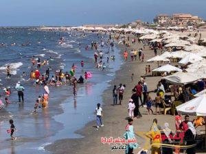 شاطئ بورسعيد يشهد إقبالًا كبيرًا في العطلة الأسبوعية