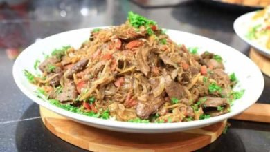 الكبدة بالبصل والطماطم ... مقدمة من: مطبخ عالم النجوم