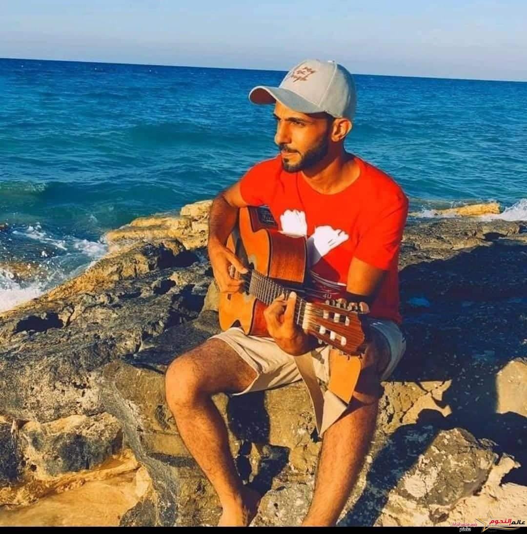 الملحن مدحت جودة صاحب إعلان مؤسسة بهيه لرمضان ٢٠٢٢ يصعد السلم الفني