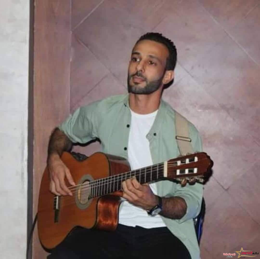 الملحن مدحت جودة صاحب إعلان مؤسسة بهيه لرمضان ٢٠٢٢ يصعد السلم الفني