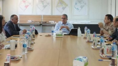 العناني يتابع آخر مستجدات الأعمال بمنطقة خدمات الزائرين بالمتحف المصري الكبير