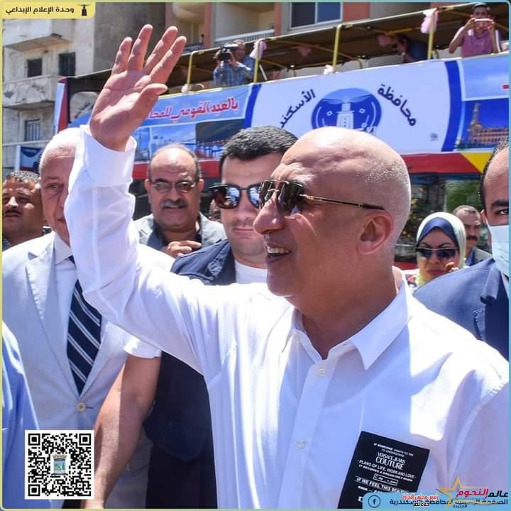 محافظ الإسكندرية يشارك في موكب تتويج الإسكندرية وسط الأغاني الوطنية والتراثية