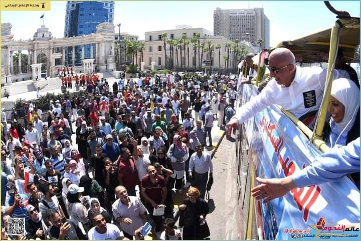 محافظ الإسكندرية يشارك في موكب تتويج الإسكندرية وسط الأغاني الوطنية والتراثية