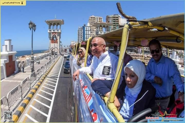 محافظ الإسكندرية يشارك في موكب تتويج الإسكندرية وسط الأغاني الوطنية والتراثية