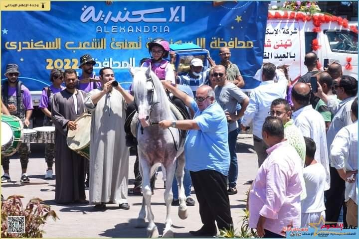 محافظ الإسكندرية يشارك في موكب تتويج الإسكندرية وسط الأغاني الوطنية والتراثية