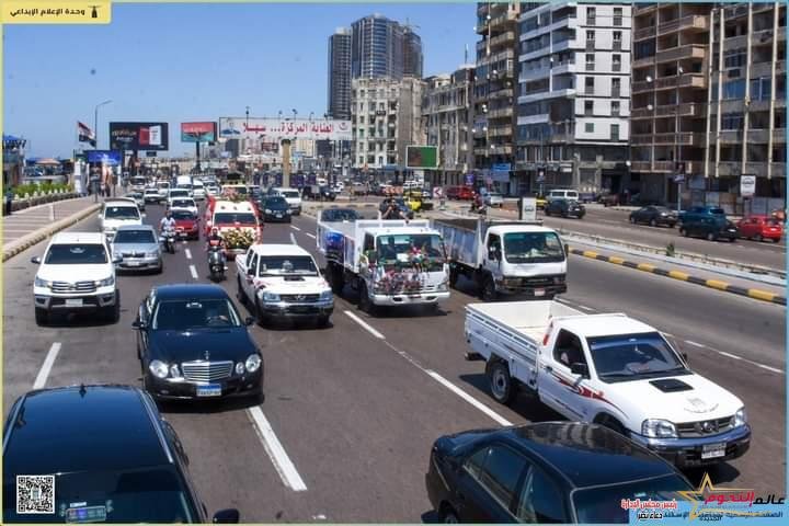 محافظ الإسكندرية يشارك في موكب تتويج الإسكندرية وسط الأغاني الوطنية والتراثية