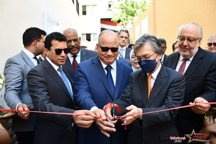 وزير الشباب والسفير الياباني والقائم بأعمال سفير الاتحاد الأوروبي ومحافظ القاهرة يفتتحون حمام سباحة وصالة لياقة بدنية بمركز شباب المعادي ٧٧