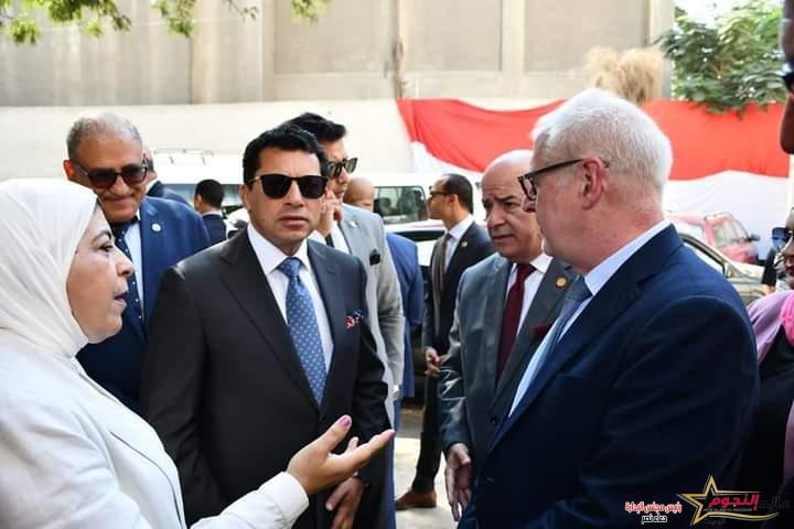 وزير الشباب والسفير الياباني والقائم بأعمال سفير الاتحاد الأوروبي ومحافظ القاهرة يفتتحون حمام سباحة وصالة لياقة بدنية بمركز شباب المعادي ٧٧