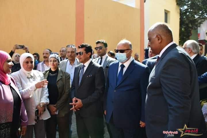 وزير الشباب والسفير الياباني والقائم بأعمال سفير الاتحاد الأوروبي ومحافظ القاهرة يفتتحون حمام سباحة وصالة لياقة بدنية بمركز شباب المعادي ٧٧