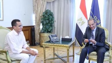  طلعت يكرم الطالب محمد الجندى بجامعة مصر للمعلوماتية لفوزه بفضية العالم للخماسى الحديث