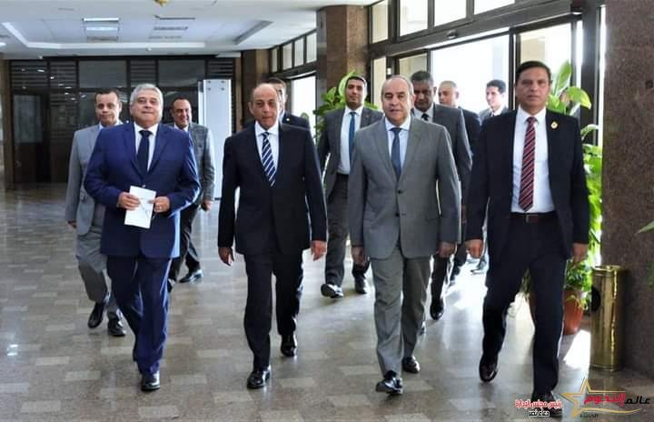 الفريق محمد عباس وزير الطيران المدنى يستقبل الطيار محمد منار 2 الفريق محمد عباس وزير الطيران المدنى يستقبل الطيار محمد منار