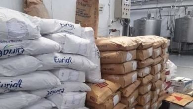 ضبط طن لبن بودره مجهول المصدر خلال حملات تفتيشية لضبط الأسواق بمدينة العاشر من رمضان