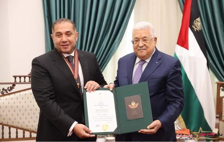 الرئيس الفلسطيني يمنح السفير المصري في رام الله وساماً تقديراً لجهوده