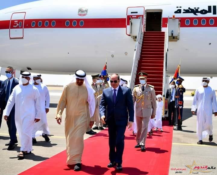 السيسي يستقبل رئيس دولة الامارات العربية المتحدة بمطار العلمين