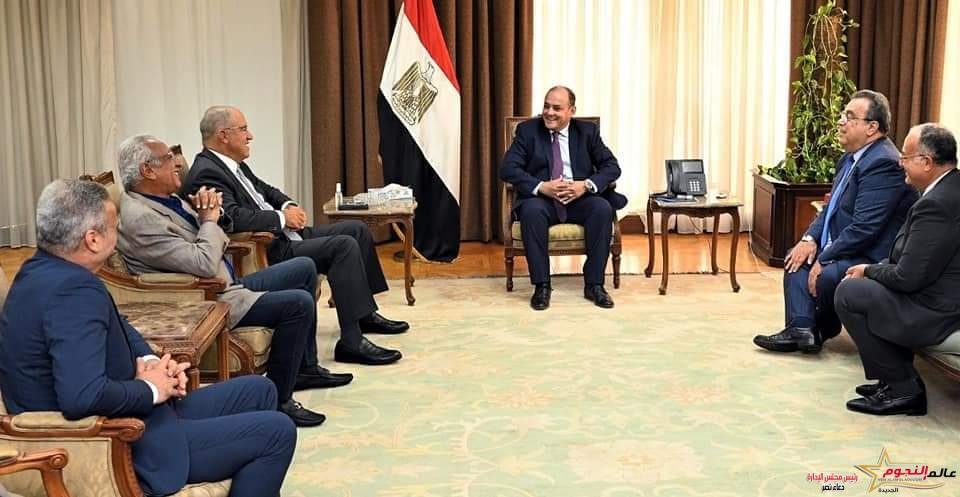 وزير التجارة والصناعة يبحث مع رئيسي اتحادي الصناعات والغرف التجارية رؤية مجتمع الأعمال