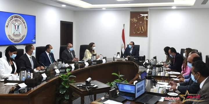 مدبولي يتابع موقف خطط ومشروعات "صندوق مصر السيادي" لجذب مزيد من الاستثمارات الأجنبية المباشرة