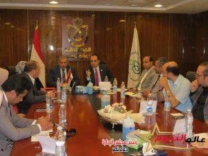 د. السبكي: المتابعة الحثيثة لمجلس الوزراء لتذليل كافة العقبات لإنجاز مشروع التأمين الصحي الشامل بالمعايير العالمية  في إطار تكليفات الدكتور مصطفى مدبولي، رئيس مجلس الوزراء، للجنة التنسيقية للهيئات الثلاث بمنظومة التأمين الصحي الشامل، برئاسة الدكتور أحمد السبكي، رئيس مجلس إدارة الهيئة العامة للرعاية الصحية، وبعضوية المدراء التنفيذيين للهيئات الثلاث، بمتابعة سير العمل لتسريع وتيرة تطبيق منظومة التأمين الصحي الشامل في المحافظات، وتقديم حزمة خدمات صحية متميزة للمواطنين بتلك المحافظات ..  قام المدراء التنفيذيين لهيئتي الرعاية الصحية والتأمين الصحي الشامل، بزيارة ميدانية لمحافظة بورسعيد، أولى محافظات تطبيق منظومة التأمين الصحي الشامل، إضافة إلى عقد لقاءات لمناقشة سُبل استمرارية الارتقاء بالخدمات الطبية المقدمة تحت مظلة منظومة التأمين الصحي الشامل الجديد، للوصول لأعلى معدلات رضاء المنتفعين.  وأشار الدكتور أحمد السبكي، رئيس الهيئة العامة للرعاية الصحية، مساعد وزير الصحة والسكان، المشرف العام على مشروع التأمين الصحي الشامل، رئيس اللجنة التنسيقية للتأمين الصحي الشامل، إلى المتابعة الحثيثة من مجلس الوزراء لإنجاز مشروع التأمين الصحي الشامل، وامتداده لباقي محافظات مصر، بأحدث المعايير العالمية، لافتًا إلى دعم سيادة رئيس مجلس الوزراء لتذليل كافة العقبات لإنجاز المشروع على أكمل وجه.  وأشار رئيس هيئة الرعاية الصحية، إلى أن هناك تكليفات مباشرة لتقديم رعاية متميزة لكبار السن وأصحاب الأمراض المزمنة بمحافظات التأمين الشامل، والتواصل المباشر مع المنتفعين للتأكد من رضائهم.  وأكد الدكتور أحمد السبكي، أهمية تعظيم التعاون بين الهيئات الثلاث بمنظومة التأمين الصحي الشامل الجديد، بما يسهم في إنجاز المشروع ومناقشة كافة جوانبه، وتحقيق أهداف المشروع في توفير التغطية الصحية الشاملة لجميع المصريين بجودة وكرامة وعدالة إجتماعية.  حيث استعرض لقاء المدراء التنفيذيين لهيئتي الرعاية الصحية والتأمين الصحي الشامل، مع مدراء الأفرع والإدارات ببورسعيد، كافة مؤشرات أداء منظومة التأمين الصحي الشامل بالمحافظة، بالإضافة إلى الاستماع لكافة المقترحات التي من شأنها استمرارية الارتقاء بمستوى الخدمات الطبية المقدمة، لضمان التيسير على المنتفعين للحصول على الخدمة الطبية اللائقة، وبأعلى مستويات الجودة العالمية.  كما التقى المدراء التنفيذيين، مع مدراء مراكز ووحدات طب الأسرة ومستشفيات هيئة الرعاية الصحية ببورسعيد، وذلك للإطلاع على مؤشرات الأداء في كافة المنشآت الطبية التابعة للهيئة، والبالغ عددها 44 منشأة طبية، 35 مركز ووحدة طب أسرة إضافة إلى 9 مستشفيات، فضلًا عن الاستماع إلى آراء المنتفعين حول مستوى الخدمات الطبية المقدمة، سواء خدمات الرعاية الأولية أو خدمات الرعاية الثانوية والثالثية، وردود أفعال المنتفعين حول رحلة المريض داخل المنشأة، ومدى رضاؤهم عنها.  وقام الدكتور أمير التلواني، المدير التنفيذي للهيئة العامة للرعاية الصحية، عقب ذلك، بزيارة ميدانية لمستشفى الحياة بورفؤاد التابعة للهيئة بمحافظة بورسعيد، حيث تفقد الأقسام المختلفة بالمستشفى، ومنها الاستقبال والطوارئ والأقسام الداخلية والرعايات المركزة، وغيرها من الأقسام الطبية، كما حرص على استطلاع آراء المنتفعين حول الخدمات الطبية المقدمة، للاطمئنان على تقديم أفضل خدمة طبية للمرضى، وذلك إلى جانب تفقده أعمال التطوير الجارية بمستشفى التضامن لربطها بشكل متطور مع مستشفى المبرة ليصبحا أكبر مجمعًا طبيًا بالمحافظة، مجمع الشفاء الطبي ببورسعيد.  وأكد التلواني، على أهمية التكامل بين الهيئتين، لافتًا إلى وضع برامج توعوية مشتركة بالتعاون مع هيئة التأمين الصحي الشامل، لتعزيز الوعي الميداني للمواطنين، من خلال شرح رحلة المريض داخل المنشأة للحصول على الخدمة الطبية بسهولة ويُسر، وكذلك شرح خطوات الاشتراك بالتأمين الصحي الشامل، ونسب اشتراكات المواطنين وآلية تحصيلها، لافتًا إلى المتابعة الميدانية واللحظية لردود أفعال المنتفعين، بهدف متابعة آخر المستجدات أولًا بأول، وإزالة كافة التحديات التي قد تواجههم للوصول لأعلى مؤشرات رضاء المنتفعين عن الخدمة الطبية.  ومن جانبه، أشار المهندس حسام صادق، المدير التنفيذي للهيئة العامة للتأمين الصحي الشامل، إلى أهمية حملات التوعية الميدانية بنظام التأمين الصحي الشامل، خاصة للفئات الأكثر احتياجًا، وشرح فلسفة المنظومة الجديدة بشكل مبسط وما تُقدمه من مزايا للمواطنين، وتعزيز ثقتهم نحو الأولوية التي تُوليها القيادة السياسية للنهوض بمنظومة الرعاية الصحية في مصر بمنظور شامل ومتطور.  جدير بالذكر، أن اللجنة التنسيقية للتأمين الصحي الشامل شُكلت بقرار من رئيس مجلس الوزراء، للمتابعة الحثيثة للمنظومة في كافة المحافظات، ورفع تقرير أسبوعي لمجلس الوزراء بكافة تطورات المنظومة.