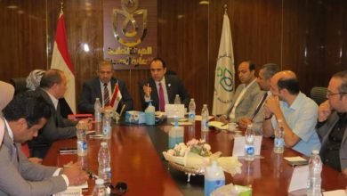 د. السبكي: المتابعة الحثيثة لمجلس الوزراء لتذليل كافة العقبات لإنجاز مشروع التأمين الصحي الشامل بالمعايير العالمية في إطار تكليفات الدكتور مصطفى مدبولي، رئيس مجلس الوزراء، للجنة التنسيقية للهيئات الثلاث بمنظومة التأمين الصحي الشامل، برئاسة الدكتور أحمد السبكي، رئيس مجلس إدارة الهيئة العامة للرعاية الصحية، وبعضوية المدراء التنفيذيين للهيئات الثلاث، بمتابعة سير العمل لتسريع وتيرة تطبيق منظومة التأمين الصحي الشامل في المحافظات، وتقديم حزمة خدمات صحية متميزة للمواطنين بتلك المحافظات .. قام المدراء التنفيذيين لهيئتي الرعاية الصحية والتأمين الصحي الشامل، بزيارة ميدانية لمحافظة بورسعيد، أولى محافظات تطبيق منظومة التأمين الصحي الشامل، إضافة إلى عقد لقاءات لمناقشة سُبل استمرارية الارتقاء بالخدمات الطبية المقدمة تحت مظلة منظومة التأمين الصحي الشامل الجديد، للوصول لأعلى معدلات رضاء المنتفعين. وأشار الدكتور أحمد السبكي، رئيس الهيئة العامة للرعاية الصحية، مساعد وزير الصحة والسكان، المشرف العام على مشروع التأمين الصحي الشامل، رئيس اللجنة التنسيقية للتأمين الصحي الشامل، إلى المتابعة الحثيثة من مجلس الوزراء لإنجاز مشروع التأمين الصحي الشامل، وامتداده لباقي محافظات مصر، بأحدث المعايير العالمية، لافتًا إلى دعم سيادة رئيس مجلس الوزراء لتذليل كافة العقبات لإنجاز المشروع على أكمل وجه. وأشار رئيس هيئة الرعاية الصحية، إلى أن هناك تكليفات مباشرة لتقديم رعاية متميزة لكبار السن وأصحاب الأمراض المزمنة بمحافظات التأمين الشامل، والتواصل المباشر مع المنتفعين للتأكد من رضائهم. وأكد الدكتور أحمد السبكي، أهمية تعظيم التعاون بين الهيئات الثلاث بمنظومة التأمين الصحي الشامل الجديد، بما يسهم في إنجاز المشروع ومناقشة كافة جوانبه، وتحقيق أهداف المشروع في توفير التغطية الصحية الشاملة لجميع المصريين بجودة وكرامة وعدالة إجتماعية. حيث استعرض لقاء المدراء التنفيذيين لهيئتي الرعاية الصحية والتأمين الصحي الشامل، مع مدراء الأفرع والإدارات ببورسعيد، كافة مؤشرات أداء منظومة التأمين الصحي الشامل بالمحافظة، بالإضافة إلى الاستماع لكافة المقترحات التي من شأنها استمرارية الارتقاء بمستوى الخدمات الطبية المقدمة، لضمان التيسير على المنتفعين للحصول على الخدمة الطبية اللائقة، وبأعلى مستويات الجودة العالمية. كما التقى المدراء التنفيذيين، مع مدراء مراكز ووحدات طب الأسرة ومستشفيات هيئة الرعاية الصحية ببورسعيد، وذلك للإطلاع على مؤشرات الأداء في كافة المنشآت الطبية التابعة للهيئة، والبالغ عددها 44 منشأة طبية، 35 مركز ووحدة طب أسرة إضافة إلى 9 مستشفيات، فضلًا عن الاستماع إلى آراء المنتفعين حول مستوى الخدمات الطبية المقدمة، سواء خدمات الرعاية الأولية أو خدمات الرعاية الثانوية والثالثية، وردود أفعال المنتفعين حول رحلة المريض داخل المنشأة، ومدى رضاؤهم عنها. وقام الدكتور أمير التلواني، المدير التنفيذي للهيئة العامة للرعاية الصحية، عقب ذلك، بزيارة ميدانية لمستشفى الحياة بورفؤاد التابعة للهيئة بمحافظة بورسعيد، حيث تفقد الأقسام المختلفة بالمستشفى، ومنها الاستقبال والطوارئ والأقسام الداخلية والرعايات المركزة، وغيرها من الأقسام الطبية، كما حرص على استطلاع آراء المنتفعين حول الخدمات الطبية المقدمة، للاطمئنان على تقديم أفضل خدمة طبية للمرضى، وذلك إلى جانب تفقده أعمال التطوير الجارية بمستشفى التضامن لربطها بشكل متطور مع مستشفى المبرة ليصبحا أكبر مجمعًا طبيًا بالمحافظة، مجمع الشفاء الطبي ببورسعيد. وأكد التلواني، على أهمية التكامل بين الهيئتين، لافتًا إلى وضع برامج توعوية مشتركة بالتعاون مع هيئة التأمين الصحي الشامل، لتعزيز الوعي الميداني للمواطنين، من خلال شرح رحلة المريض داخل المنشأة للحصول على الخدمة الطبية بسهولة ويُسر، وكذلك شرح خطوات الاشتراك بالتأمين الصحي الشامل، ونسب اشتراكات المواطنين وآلية تحصيلها، لافتًا إلى المتابعة الميدانية واللحظية لردود أفعال المنتفعين، بهدف متابعة آخر المستجدات أولًا بأول، وإزالة كافة التحديات التي قد تواجههم للوصول لأعلى مؤشرات رضاء المنتفعين عن الخدمة الطبية. ومن جانبه، أشار المهندس حسام صادق، المدير التنفيذي للهيئة العامة للتأمين الصحي الشامل، إلى أهمية حملات التوعية الميدانية بنظام التأمين الصحي الشامل، خاصة للفئات الأكثر احتياجًا، وشرح فلسفة المنظومة الجديدة بشكل مبسط وما تُقدمه من مزايا للمواطنين، وتعزيز ثقتهم نحو الأولوية التي تُوليها القيادة السياسية للنهوض بمنظومة الرعاية الصحية في مصر بمنظور شامل ومتطور. جدير بالذكر، أن اللجنة التنسيقية للتأمين الصحي الشامل شُكلت بقرار من رئيس مجلس الوزراء، للمتابعة الحثيثة للمنظومة في كافة المحافظات، ورفع تقرير أسبوعي لمجلس الوزراء بكافة تطورات المنظومة.
