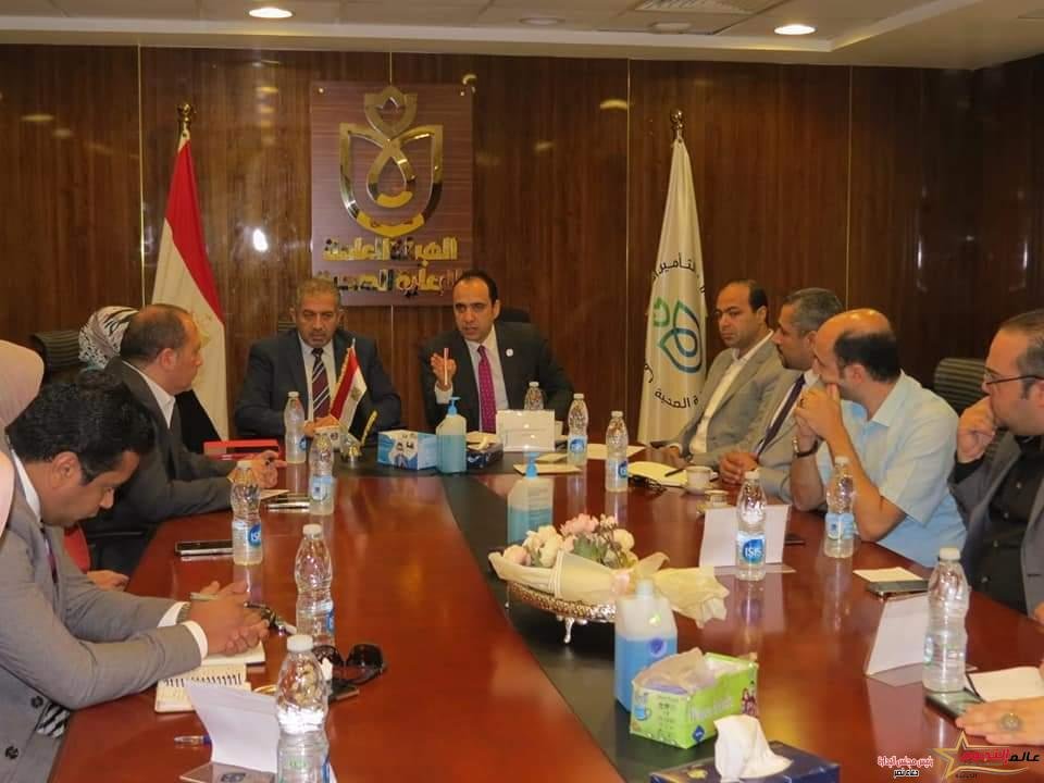 د. السبكي: المتابعة الحثيثة لمجلس الوزراء لتذليل كافة العقبات لإنجاز مشروع التأمين الصحي الشامل بالمعايير العالمية في إطار تكليفات الدكتور مصطفى مدبولي، رئيس مجلس الوزراء، للجنة التنسيقية للهيئات الثلاث بمنظومة التأمين الصحي الشامل، برئاسة الدكتور أحمد السبكي، رئيس مجلس إدارة الهيئة العامة للرعاية الصحية، وبعضوية المدراء التنفيذيين للهيئات الثلاث، بمتابعة سير العمل لتسريع وتيرة تطبيق منظومة التأمين الصحي الشامل في المحافظات، وتقديم حزمة خدمات صحية متميزة للمواطنين بتلك المحافظات .. قام المدراء التنفيذيين لهيئتي الرعاية الصحية والتأمين الصحي الشامل، بزيارة ميدانية لمحافظة بورسعيد، أولى محافظات تطبيق منظومة التأمين الصحي الشامل، إضافة إلى عقد لقاءات لمناقشة سُبل استمرارية الارتقاء بالخدمات الطبية المقدمة تحت مظلة منظومة التأمين الصحي الشامل الجديد، للوصول لأعلى معدلات رضاء المنتفعين. وأشار الدكتور أحمد السبكي، رئيس الهيئة العامة للرعاية الصحية، مساعد وزير الصحة والسكان، المشرف العام على مشروع التأمين الصحي الشامل، رئيس اللجنة التنسيقية للتأمين الصحي الشامل، إلى المتابعة الحثيثة من مجلس الوزراء لإنجاز مشروع التأمين الصحي الشامل، وامتداده لباقي محافظات مصر، بأحدث المعايير العالمية، لافتًا إلى دعم سيادة رئيس مجلس الوزراء لتذليل كافة العقبات لإنجاز المشروع على أكمل وجه. وأشار رئيس هيئة الرعاية الصحية، إلى أن هناك تكليفات مباشرة لتقديم رعاية متميزة لكبار السن وأصحاب الأمراض المزمنة بمحافظات التأمين الشامل، والتواصل المباشر مع المنتفعين للتأكد من رضائهم. وأكد الدكتور أحمد السبكي، أهمية تعظيم التعاون بين الهيئات الثلاث بمنظومة التأمين الصحي الشامل الجديد، بما يسهم في إنجاز المشروع ومناقشة كافة جوانبه، وتحقيق أهداف المشروع في توفير التغطية الصحية الشاملة لجميع المصريين بجودة وكرامة وعدالة إجتماعية. حيث استعرض لقاء المدراء التنفيذيين لهيئتي الرعاية الصحية والتأمين الصحي الشامل، مع مدراء الأفرع والإدارات ببورسعيد، كافة مؤشرات أداء منظومة التأمين الصحي الشامل بالمحافظة، بالإضافة إلى الاستماع لكافة المقترحات التي من شأنها استمرارية الارتقاء بمستوى الخدمات الطبية المقدمة، لضمان التيسير على المنتفعين للحصول على الخدمة الطبية اللائقة، وبأعلى مستويات الجودة العالمية. كما التقى المدراء التنفيذيين، مع مدراء مراكز ووحدات طب الأسرة ومستشفيات هيئة الرعاية الصحية ببورسعيد، وذلك للإطلاع على مؤشرات الأداء في كافة المنشآت الطبية التابعة للهيئة، والبالغ عددها 44 منشأة طبية، 35 مركز ووحدة طب أسرة إضافة إلى 9 مستشفيات، فضلًا عن الاستماع إلى آراء المنتفعين حول مستوى الخدمات الطبية المقدمة، سواء خدمات الرعاية الأولية أو خدمات الرعاية الثانوية والثالثية، وردود أفعال المنتفعين حول رحلة المريض داخل المنشأة، ومدى رضاؤهم عنها. وقام الدكتور أمير التلواني، المدير التنفيذي للهيئة العامة للرعاية الصحية، عقب ذلك، بزيارة ميدانية لمستشفى الحياة بورفؤاد التابعة للهيئة بمحافظة بورسعيد، حيث تفقد الأقسام المختلفة بالمستشفى، ومنها الاستقبال والطوارئ والأقسام الداخلية والرعايات المركزة، وغيرها من الأقسام الطبية، كما حرص على استطلاع آراء المنتفعين حول الخدمات الطبية المقدمة، للاطمئنان على تقديم أفضل خدمة طبية للمرضى، وذلك إلى جانب تفقده أعمال التطوير الجارية بمستشفى التضامن لربطها بشكل متطور مع مستشفى المبرة ليصبحا أكبر مجمعًا طبيًا بالمحافظة، مجمع الشفاء الطبي ببورسعيد. وأكد التلواني، على أهمية التكامل بين الهيئتين، لافتًا إلى وضع برامج توعوية مشتركة بالتعاون مع هيئة التأمين الصحي الشامل، لتعزيز الوعي الميداني للمواطنين، من خلال شرح رحلة المريض داخل المنشأة للحصول على الخدمة الطبية بسهولة ويُسر، وكذلك شرح خطوات الاشتراك بالتأمين الصحي الشامل، ونسب اشتراكات المواطنين وآلية تحصيلها، لافتًا إلى المتابعة الميدانية واللحظية لردود أفعال المنتفعين، بهدف متابعة آخر المستجدات أولًا بأول، وإزالة كافة التحديات التي قد تواجههم للوصول لأعلى مؤشرات رضاء المنتفعين عن الخدمة الطبية. ومن جانبه، أشار المهندس حسام صادق، المدير التنفيذي للهيئة العامة للتأمين الصحي الشامل، إلى أهمية حملات التوعية الميدانية بنظام التأمين الصحي الشامل، خاصة للفئات الأكثر احتياجًا، وشرح فلسفة المنظومة الجديدة بشكل مبسط وما تُقدمه من مزايا للمواطنين، وتعزيز ثقتهم نحو الأولوية التي تُوليها القيادة السياسية للنهوض بمنظومة الرعاية الصحية في مصر بمنظور شامل ومتطور. جدير بالذكر، أن اللجنة التنسيقية للتأمين الصحي الشامل شُكلت بقرار من رئيس مجلس الوزراء، للمتابعة الحثيثة للمنظومة في كافة المحافظات، ورفع تقرير أسبوعي لمجلس الوزراء بكافة تطورات المنظومة.