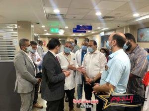 د. السبكي: المتابعة الحثيثة لمجلس الوزراء لتذليل كافة العقبات لإنجاز مشروع التأمين الصحي الشامل بالمعايير العالمية  في إطار تكليفات الدكتور مصطفى مدبولي، رئيس مجلس الوزراء، للجنة التنسيقية للهيئات الثلاث بمنظومة التأمين الصحي الشامل، برئاسة الدكتور أحمد السبكي، رئيس مجلس إدارة الهيئة العامة للرعاية الصحية، وبعضوية المدراء التنفيذيين للهيئات الثلاث، بمتابعة سير العمل لتسريع وتيرة تطبيق منظومة التأمين الصحي الشامل في المحافظات، وتقديم حزمة خدمات صحية متميزة للمواطنين بتلك المحافظات ..  قام المدراء التنفيذيين لهيئتي الرعاية الصحية والتأمين الصحي الشامل، بزيارة ميدانية لمحافظة بورسعيد، أولى محافظات تطبيق منظومة التأمين الصحي الشامل، إضافة إلى عقد لقاءات لمناقشة سُبل استمرارية الارتقاء بالخدمات الطبية المقدمة تحت مظلة منظومة التأمين الصحي الشامل الجديد، للوصول لأعلى معدلات رضاء المنتفعين.  وأشار الدكتور أحمد السبكي، رئيس الهيئة العامة للرعاية الصحية، مساعد وزير الصحة والسكان، المشرف العام على مشروع التأمين الصحي الشامل، رئيس اللجنة التنسيقية للتأمين الصحي الشامل، إلى المتابعة الحثيثة من مجلس الوزراء لإنجاز مشروع التأمين الصحي الشامل، وامتداده لباقي محافظات مصر، بأحدث المعايير العالمية، لافتًا إلى دعم سيادة رئيس مجلس الوزراء لتذليل كافة العقبات لإنجاز المشروع على أكمل وجه.  وأشار رئيس هيئة الرعاية الصحية، إلى أن هناك تكليفات مباشرة لتقديم رعاية متميزة لكبار السن وأصحاب الأمراض المزمنة بمحافظات التأمين الشامل، والتواصل المباشر مع المنتفعين للتأكد من رضائهم.  وأكد الدكتور أحمد السبكي، أهمية تعظيم التعاون بين الهيئات الثلاث بمنظومة التأمين الصحي الشامل الجديد، بما يسهم في إنجاز المشروع ومناقشة كافة جوانبه، وتحقيق أهداف المشروع في توفير التغطية الصحية الشاملة لجميع المصريين بجودة وكرامة وعدالة إجتماعية.  حيث استعرض لقاء المدراء التنفيذيين لهيئتي الرعاية الصحية والتأمين الصحي الشامل، مع مدراء الأفرع والإدارات ببورسعيد، كافة مؤشرات أداء منظومة التأمين الصحي الشامل بالمحافظة، بالإضافة إلى الاستماع لكافة المقترحات التي من شأنها استمرارية الارتقاء بمستوى الخدمات الطبية المقدمة، لضمان التيسير على المنتفعين للحصول على الخدمة الطبية اللائقة، وبأعلى مستويات الجودة العالمية.  كما التقى المدراء التنفيذيين، مع مدراء مراكز ووحدات طب الأسرة ومستشفيات هيئة الرعاية الصحية ببورسعيد، وذلك للإطلاع على مؤشرات الأداء في كافة المنشآت الطبية التابعة للهيئة، والبالغ عددها 44 منشأة طبية، 35 مركز ووحدة طب أسرة إضافة إلى 9 مستشفيات، فضلًا عن الاستماع إلى آراء المنتفعين حول مستوى الخدمات الطبية المقدمة، سواء خدمات الرعاية الأولية أو خدمات الرعاية الثانوية والثالثية، وردود أفعال المنتفعين حول رحلة المريض داخل المنشأة، ومدى رضاؤهم عنها.  وقام الدكتور أمير التلواني، المدير التنفيذي للهيئة العامة للرعاية الصحية، عقب ذلك، بزيارة ميدانية لمستشفى الحياة بورفؤاد التابعة للهيئة بمحافظة بورسعيد، حيث تفقد الأقسام المختلفة بالمستشفى، ومنها الاستقبال والطوارئ والأقسام الداخلية والرعايات المركزة، وغيرها من الأقسام الطبية، كما حرص على استطلاع آراء المنتفعين حول الخدمات الطبية المقدمة، للاطمئنان على تقديم أفضل خدمة طبية للمرضى، وذلك إلى جانب تفقده أعمال التطوير الجارية بمستشفى التضامن لربطها بشكل متطور مع مستشفى المبرة ليصبحا أكبر مجمعًا طبيًا بالمحافظة، مجمع الشفاء الطبي ببورسعيد.  وأكد التلواني، على أهمية التكامل بين الهيئتين، لافتًا إلى وضع برامج توعوية مشتركة بالتعاون مع هيئة التأمين الصحي الشامل، لتعزيز الوعي الميداني للمواطنين، من خلال شرح رحلة المريض داخل المنشأة للحصول على الخدمة الطبية بسهولة ويُسر، وكذلك شرح خطوات الاشتراك بالتأمين الصحي الشامل، ونسب اشتراكات المواطنين وآلية تحصيلها، لافتًا إلى المتابعة الميدانية واللحظية لردود أفعال المنتفعين، بهدف متابعة آخر المستجدات أولًا بأول، وإزالة كافة التحديات التي قد تواجههم للوصول لأعلى مؤشرات رضاء المنتفعين عن الخدمة الطبية.  ومن جانبه، أشار المهندس حسام صادق، المدير التنفيذي للهيئة العامة للتأمين الصحي الشامل، إلى أهمية حملات التوعية الميدانية بنظام التأمين الصحي الشامل، خاصة للفئات الأكثر احتياجًا، وشرح فلسفة المنظومة الجديدة بشكل مبسط وما تُقدمه من مزايا للمواطنين، وتعزيز ثقتهم نحو الأولوية التي تُوليها القيادة السياسية للنهوض بمنظومة الرعاية الصحية في مصر بمنظور شامل ومتطور.  جدير بالذكر، أن اللجنة التنسيقية للتأمين الصحي الشامل شُكلت بقرار من رئيس مجلس الوزراء، للمتابعة الحثيثة للمنظومة في كافة المحافظات، ورفع تقرير أسبوعي لمجلس الوزراء بكافة تطورات المنظومة.
