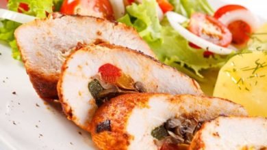 صدور الدجاج المحشية بالجبنة والبسطرمة ... مقدمة من: مطبخ عالم النجوم