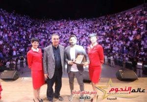 تامر حسني يُقدم موهبة مميزة على المسرح بالأردن 4 تامر حسني يُقدم موهبة مميزة على المسرح بالأردن