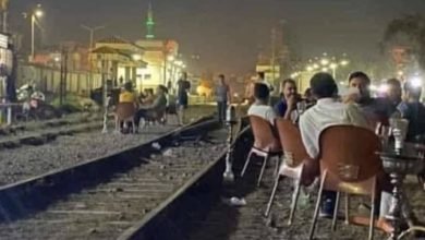 صور مقهى على قضبان السكة الحديد بكفر الشيخ تثير الجدل