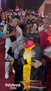 أم تحضر حفل تخرج ابنتها بإسطوانة أكسجين.