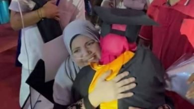 أم تحضر حفل تخرج ابنتها بإسطوانة أكسجين.