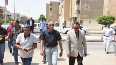 بيان صادر عن وزارة الإسكان والمرافق والمجتمعات العمرانية: في حملات مكبرة لمدة ٣ أيام: " الإسكان": تنفيذ 431 قرار إزالة وغلق وتشميع ورفع عدادات وإشغالات بالتجمعين الأول والخامس فى القاهرة الجديدة بالتعاون مع شرطة التعمير نفذ جهاز تنمية مدينة القاهرة الجديدة 431 قرار إزالة وغلق وتشميع ورفع عدادات وإشغالات بالتجمعين الأول والخامس بالمدينة، إضافة إلى مصادرة كميات كبيرة من الإشغالات الموجودة بالردود والأرصفة أمام المولات والمحال، وذلك خلال شن حملات مكبرة على مدار ٣ أيام متواصلة، بالتعاون مع قيادات شرطة ومباحث التعمير بقيادة اللواء طارق راشد، مدير الإدارة العامة لشرطة التعمير والمجتمعات العمرانية، واللواء أشرف رمضان، مدير مباحث التعمير، واللواء أسامة بدارى، مدير قطاع المنطقة المركزية بشرطة التعمير، ورئيس مباحث التعمير وضباط وأفراد شرطة التعمير والمرافق. وأوضح المهندس أمين غنيم، رئيس جهاز تنمية مدينة القاهرة الجديدة، أنه باليوم الأول تم شن حملة مكبرة أسفرت عن تنفيذ 193 قرار إزالة وغلق وتشميع ورفع عدادات بمناطق المجاورات (٧ و ٨ و ٩) وإسكان الشباب الجنوبي بالتجمع الأول. وقال المهندس أمين غنيم: في اليوم الثاني نجحت الحملة فى تنفيذ 132 قرار ( إزالة - غلق وتشميع - رفع إشغالات) بالمجاورة العاشرة والمجاورة التاسعة والمجاورة الثامنة والمجاورة السابعة ومنطقة خدمات البنفسح ١ و ٢ بالتجمع الأول. وفي اليوم الثالث، أعلن المهندس أمين غنيم، أنه تم شن حملة مكبرة بالتجمع الخامس أسفرت عن تنفيذ ( 105 ) قرارات إزالة - غلق وتشميع - رفع إشغالات بمناطق: الحى الخامس - حى الشويفات - حى النرجس - مركز خدمات الحى الأول والثاني - مركز خدمات التجمع الخامس بالإضافة إلى تنفيذ قرار إزالة لروف مخالف بحى اللوتس بالتجمع الخامس. وأكد المهندس أمين غنيم، استمرار تلك الحملات بشكل شبه يومى، بجانب تنفيذ حملات ليلية مفاجئة على جميع الإشغالات والمخالفات الموجودة بالمدينة. تجدر الإشارة إلى أن الحملات تم تنفيذها تحت إشراف المهندس محمد عبدالمقصود، نائب رئيس الجهاز للتجمع الخامس، والمهندسة مروة حسين، نائب رئيس الجهاز للتجمع الأول.