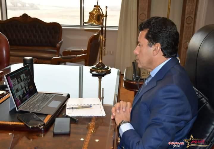 وزير الرياضة يجتمع مع مسئولى مؤسسة "زايد العليا" عبر تقنية الفيديو كونفرانس