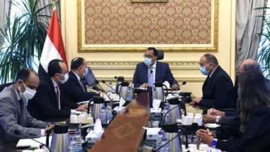 رئيس الوزراء يستعرض مع وزير المالية إجراءات توفير التمويل اللازم للسلع الاستراتيجية وبرامج الحماية الاجتماعية